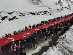 TÜRKİYE SARIKAMIŞ’TA ŞEHİTLERİNE BİNLERCE KİŞİYLE YÜRÜDÜ