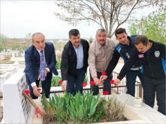 MUCURDAKİ BÜTÜN ŞEHİTLERİN KABİRLERİNİ ZİYARET EDİP KARANFİL BIRAKTI