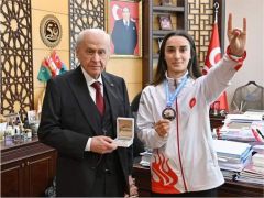 SILA ZEYNEP TURAN DEVLET BAHÇELİ’NİN MAKAMINDA BOZKURT İŞARETİ YAPTI