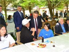 KIRŞEHİR VALİSİNDEN HUZUR EVİNE BAYRAM ZİYARETİ