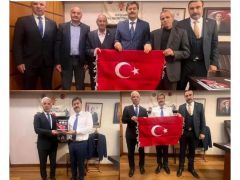 Mutlu Kılıçaslan Milletvekili Necmettin Erkan’a Türk Bayrağı Taktim Etti