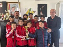 HASAN HAKANOĞLU ÇİÇEKDAĞI BELEDİYE FUTBOL TAKIMINI TEBRİK ETTİ