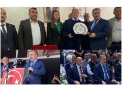ALİ ŞAHİN MUSTAFA DESTİCİYE GÜMÜŞ ÇİNİ TABAK PLAKET HEDİYE ETTİ