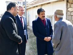 İŞTE DEVLETİN VALİSİ TEBRİKLER VATANDAŞLARLA TEK TEK SOHBET EDİP ONLARI DİNLEDİ.