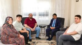 VALİ ŞEHİT AİLELETİNİ EŞİ İLE BİRLİKTE ZİYARET ETTİ