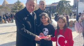 İYİ PARTİ KIRŞEHİR İL BAŞKANLIĞI, ESNAF VE VATANDAŞLARA TÜRK BAYRAĞI DAĞITTI