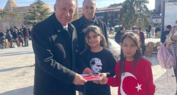 İYİ PARTİ KIRŞEHİR İL BAŞKANLIĞI, ESNAF VE VATANDAŞLARA TÜRK BAYRAĞI DAĞITTI